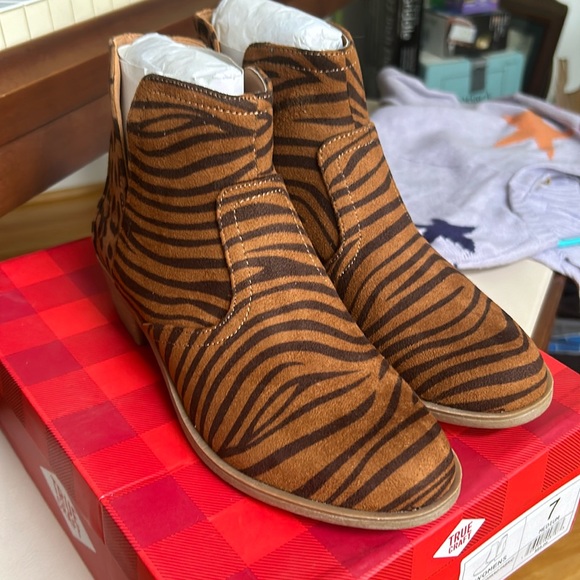 Women’s nwot true craft 7 tiger leopard fabric boots booties - Picture 1 of 5